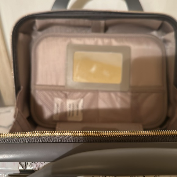 Beauty/Travel case - Picture 4 of 9